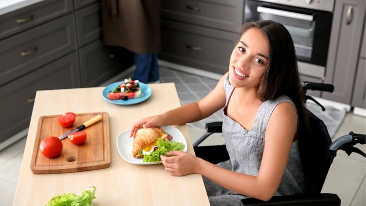 Comer solo: Un reto cotidiano en personas con discapacidad