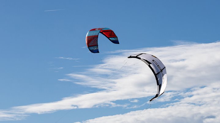 Deportes náuticos adaptados: descubre el kitesurfing