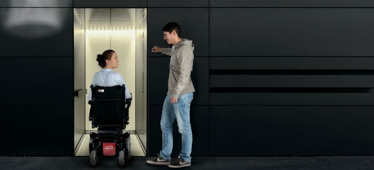 ¿Qué requisitos debe cumplir un ascensor accesible?
