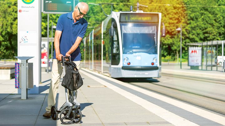 Viajar en transporte público con un andador: guía práctica