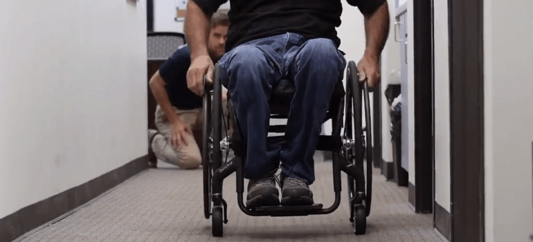 Consejos básicos para una buena postura en silla de ruedas