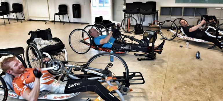 Consejos para entrenar en el gimnasio en silla de ruedas