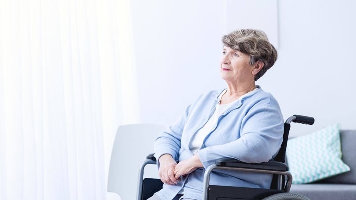 Discapacidad por Alzheimer: ¿Cuándo empezar a usar la silla de ruedas?