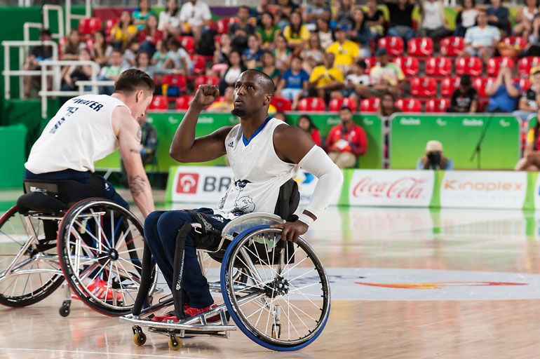 abdi jama baloncesto en silla de ruedas