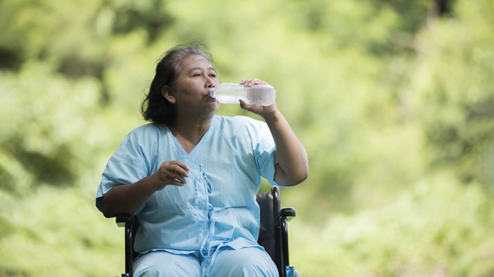 Hidratación y silla de ruedas:  ¿hay que beber más o menos?