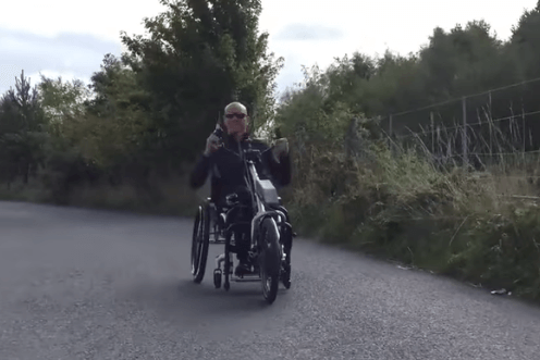 Tiga con handbike Quickie Attitude híbrida