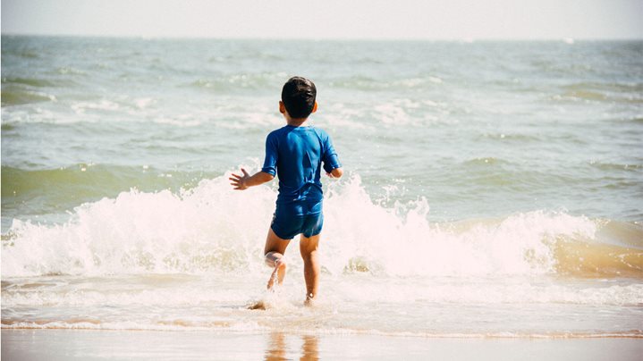 Los beneficios de nadar en el mar para los niños con discapacidad