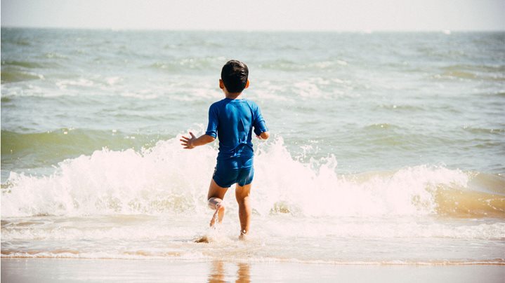 Los beneficios de nadar en el mar para los niños con discapacidad